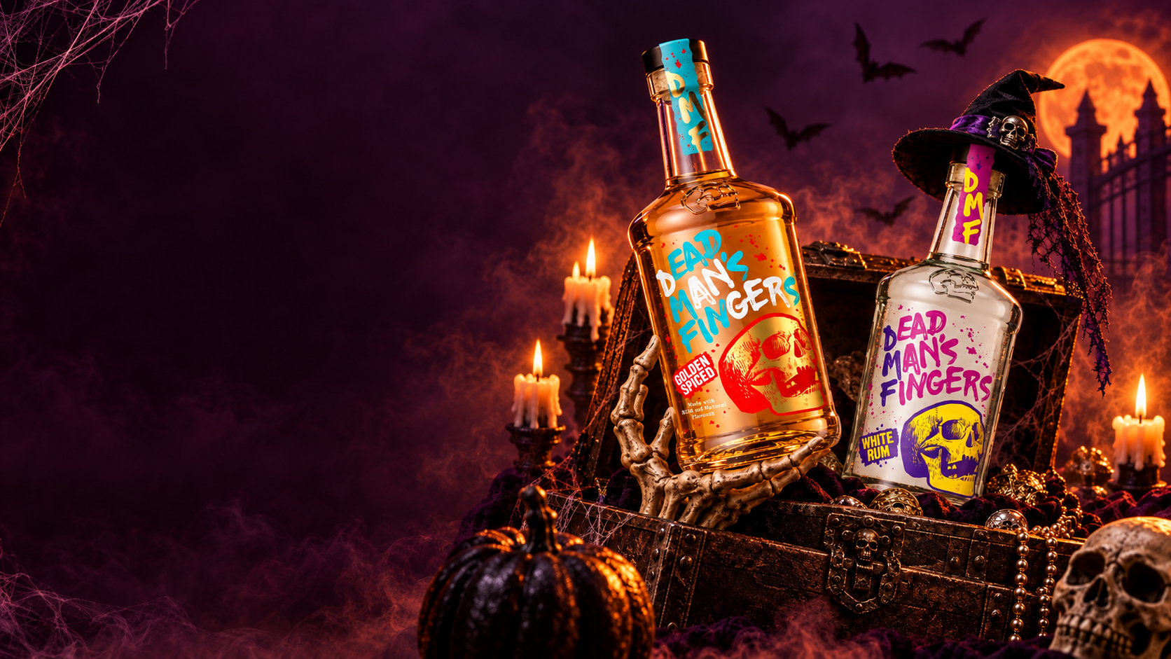 Dead Man’s Fingers Golden Spiced y White Rum en un cofre de Halloween, con velas y un sombrero de bruja